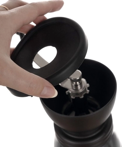 Ceramic grinding mechanism for a clean taste