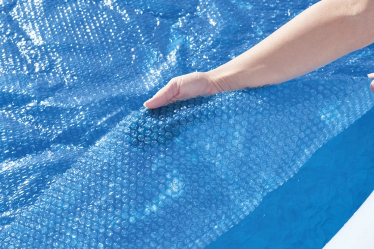 Maintains temperature and helps warm the water