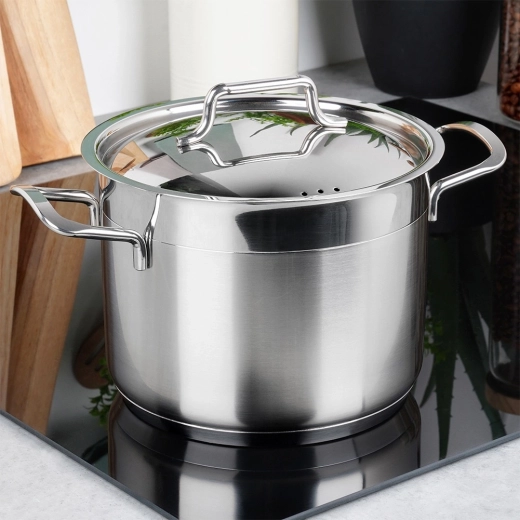 Secure grip and lid for cooking control