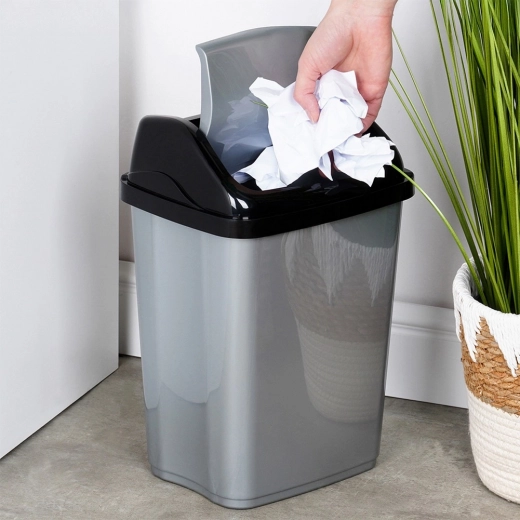 Swing lid for convenient and clean disposal