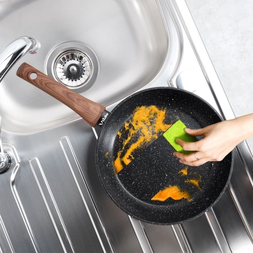 Ergonomic handle with wood look and easy cleaning