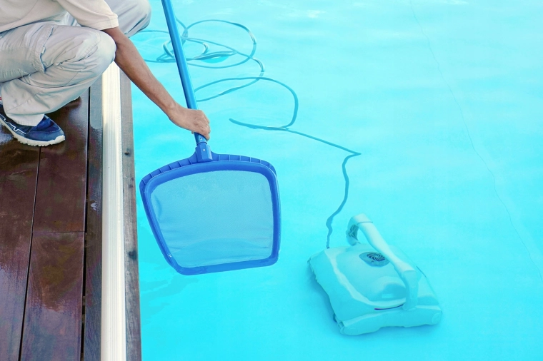 Fine mesh for efficient debris collection