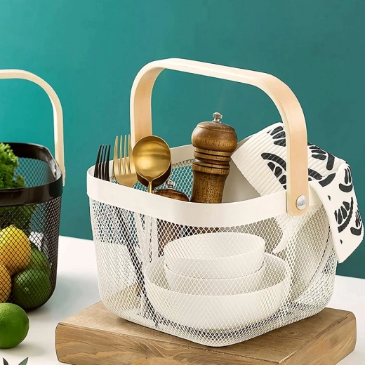 Кошница за плодове – бяла метална кошница с дървена дръжка