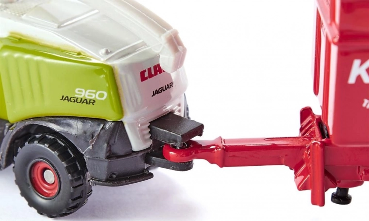 Towing hitch for attaching a trailer