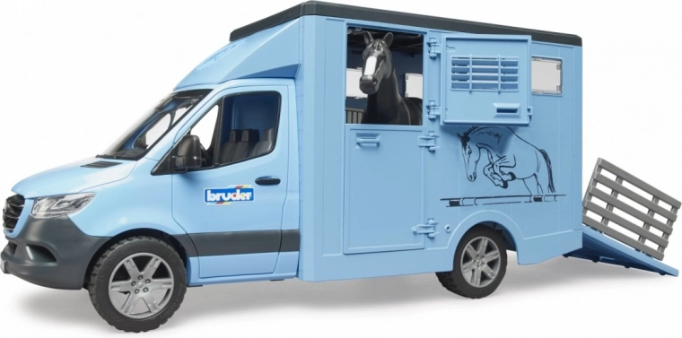 Adjustable divider for two horses