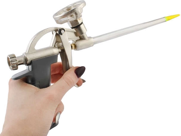 Ергономична ръкохватка и дълга дюза