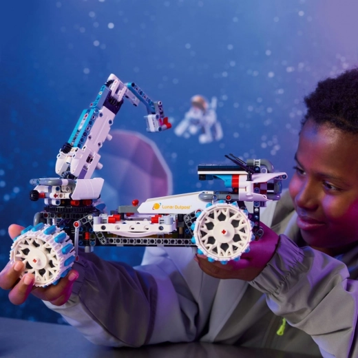 Realistic steering and rocker-bogie suspension