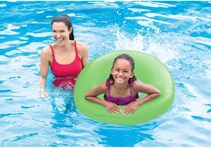 Забавление в басейна и на морето