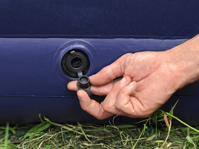 Бързо надуване благодарение на вградената крачна помпа