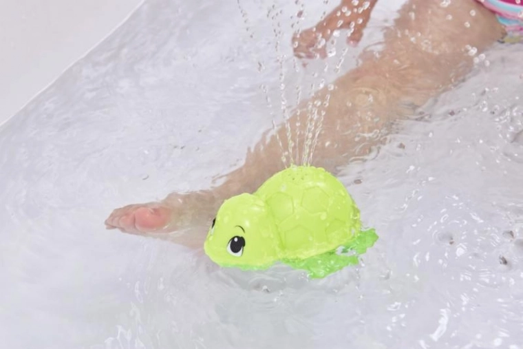 Плува и пръска вода за максимално забавление