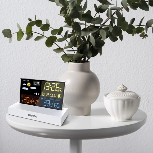 Wireless temperature and humidity measurement indoors and outdoors