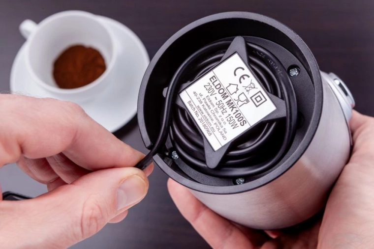 Практично съхранение на кабела и неплъзгащи се крачета