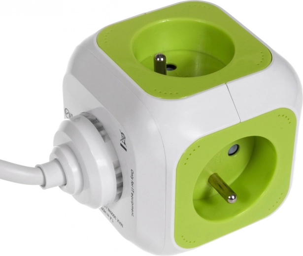 Четири заземени контакта в компактна кубична форма