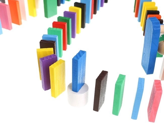 Огромен брой части за впечатляващи домино писти