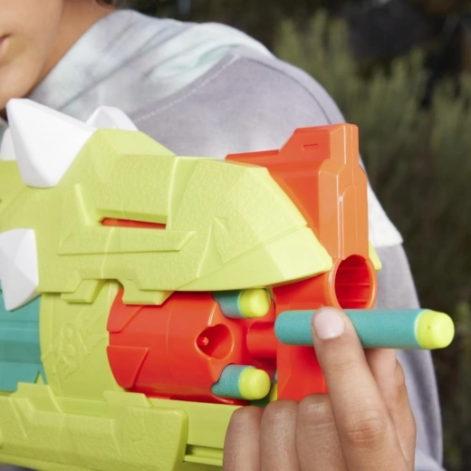 16 стрелички nerf elite и място за съхранение върху бластера