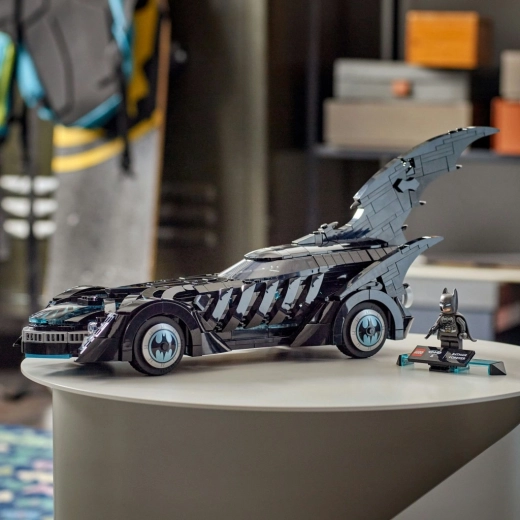 Display centerpiece with BATMAN minifigure