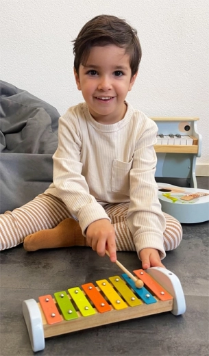 Радост от свиренето още от 18 месеца