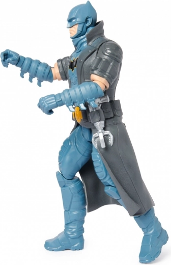 Детайлна броня и емблематичен плащ