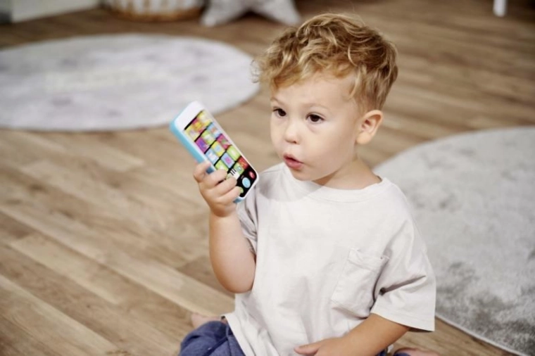 Игра на телефон като възрастните