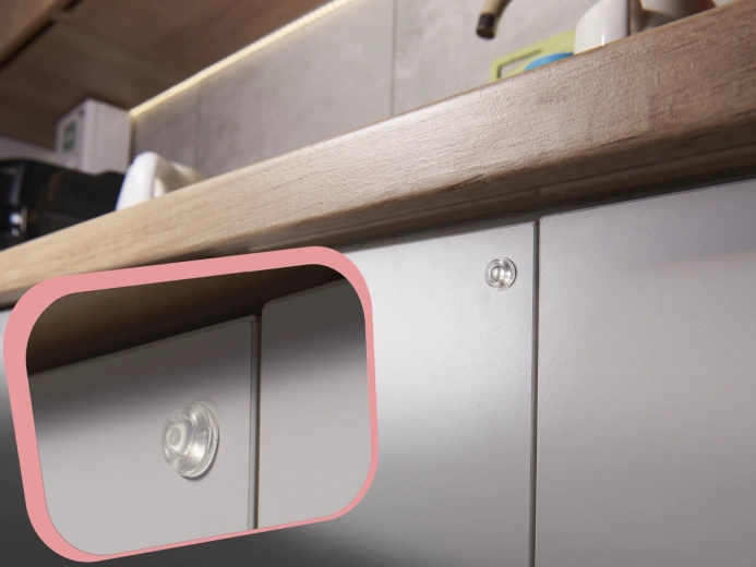 Quiet closing of doors and cabinet doors