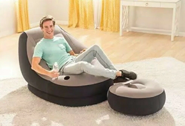 Практична поставка за крака и държач за напитки