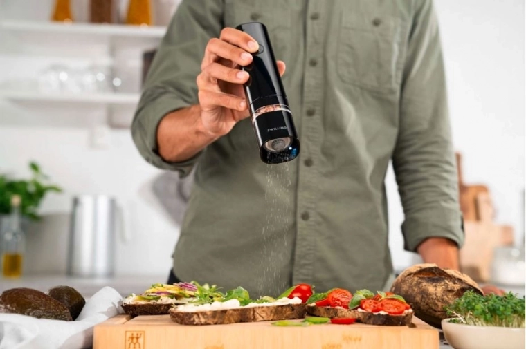 Precise seasoning with LED lighting