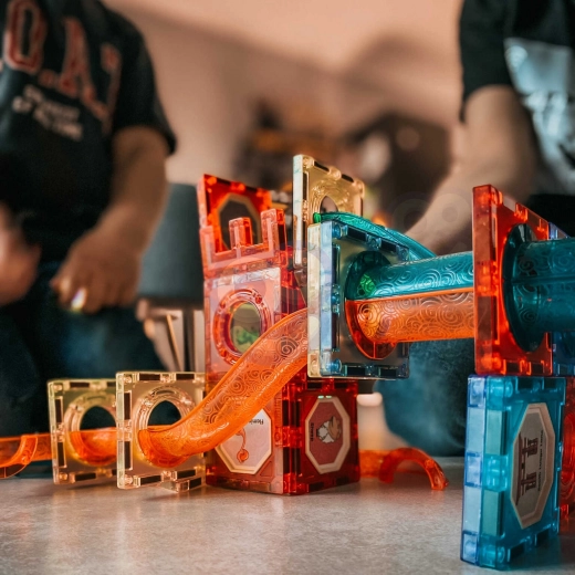 Светеща писта за топчета, която забавлява